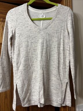 Lou & Grey Heathered Light Gray V-Neck Long Sleeve Top
